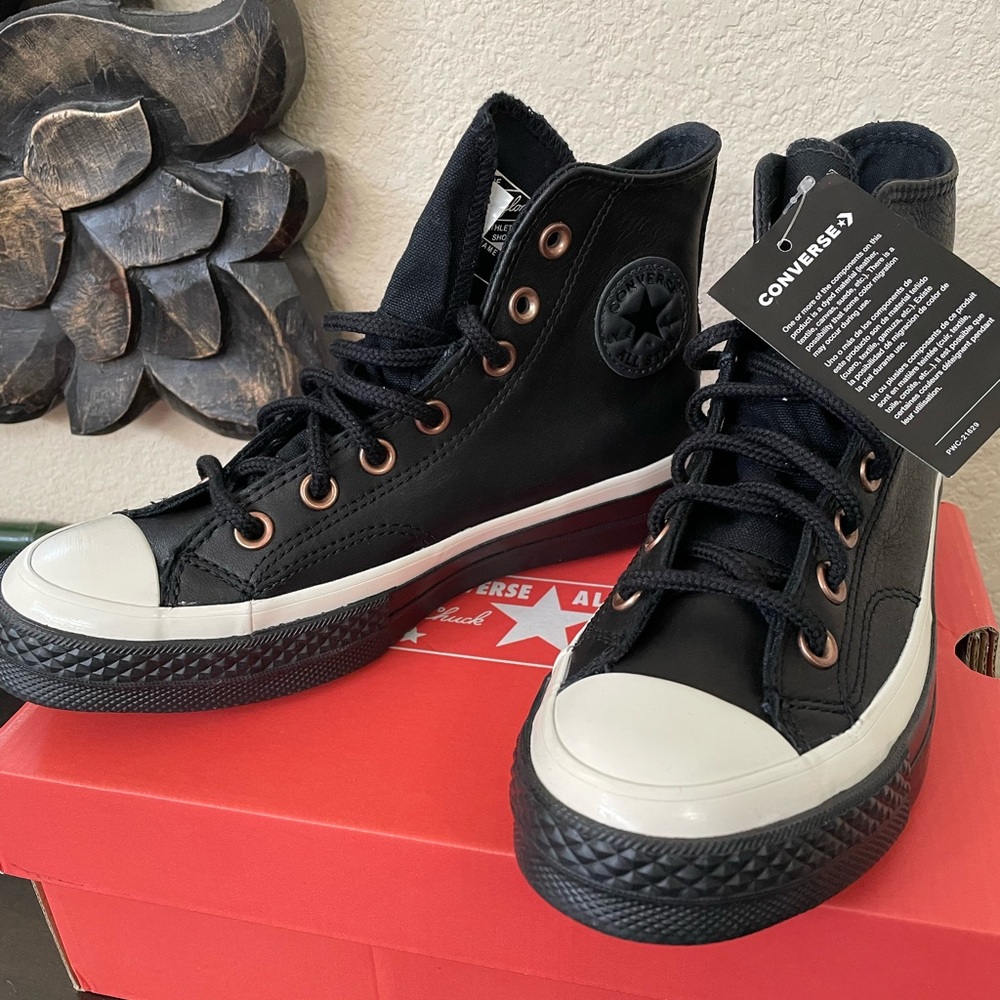 Size 6 womens size 4 mens Goretex Converse